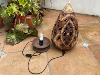 Lámpara de cerámica artesanal tallada