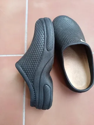 Zuecos negros