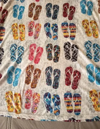 Camiseta playera estampada chanclas