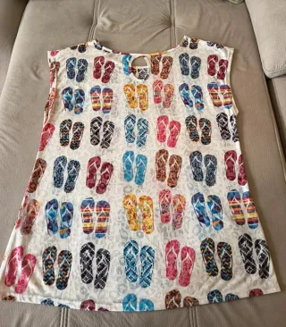 Camiseta playera estampada chanclas