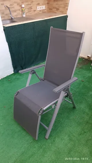 Tumbona de jardín gris y plateada