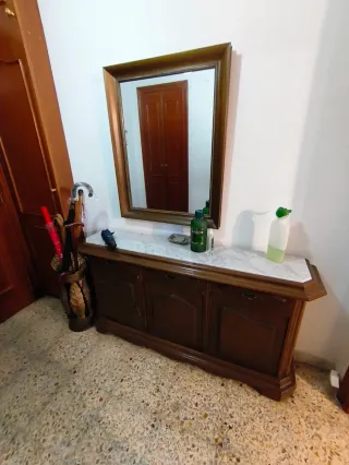 Recibidor de madera y mármol