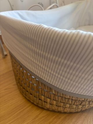 Minicuna mimbre con soporte blanco