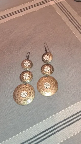 Pendientes largos dorados con detalle floral blanc