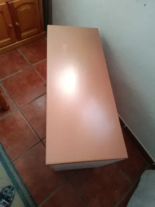 Armario de madera blanco y marrón