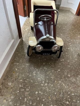 Antica auto a pedali del 1934