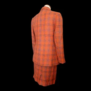 Traje de chaqueta y falda a cuadros