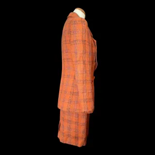 Traje de chaqueta y falda a cuadros