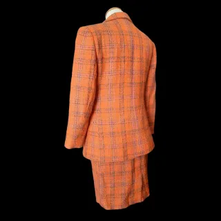 Traje de chaqueta y falda a cuadros
