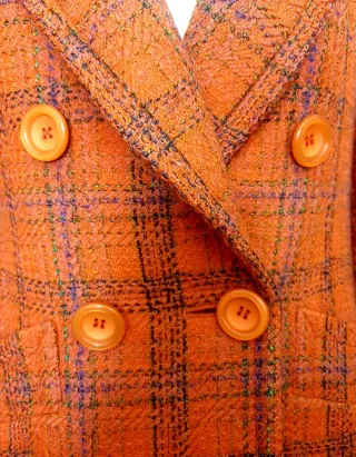 Traje de chaqueta y falda a cuadros