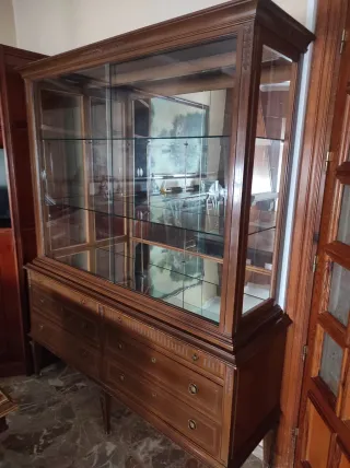 Mueble de salón vitrina de madera y cristal