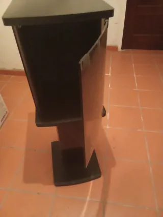 Mueble vitrina de madera y cristal