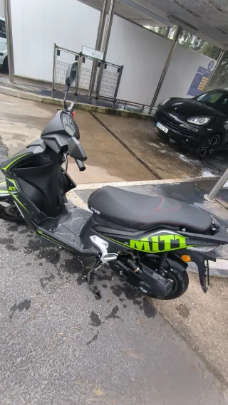 MITT Scooter Negro y Verde