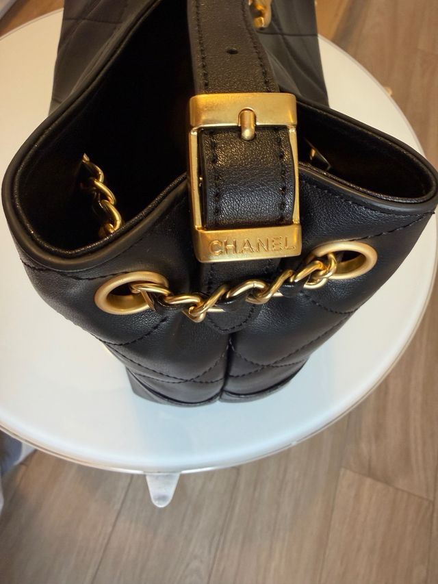 Bolso Tote Negro Acolchado Dorado