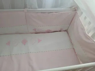 Cuna de bebé con dosel rosa