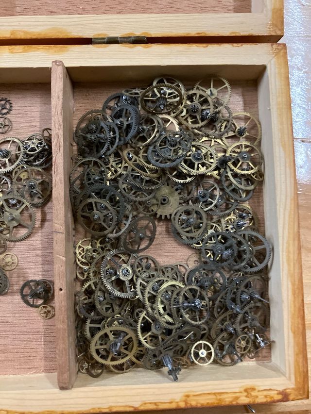 Lote piezas relojero: engranajes, agujas y más