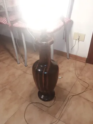 Lampada da tavolo in legno