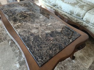 Mesa auxiliar de salón con tapa de mármol