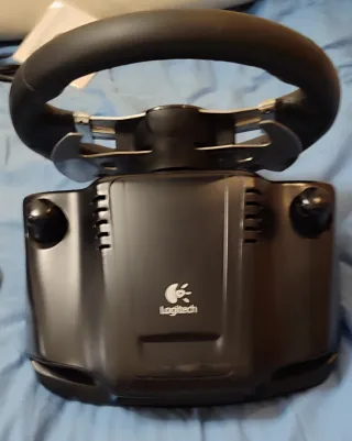 Volante Logitech G27 con pedales y palanca