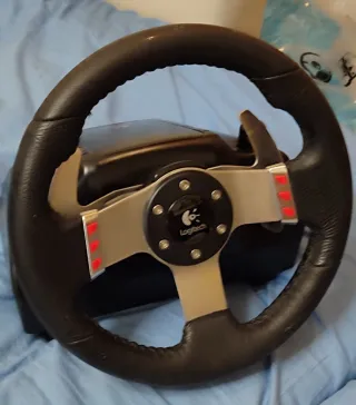 Volante Logitech G27 con pedales y palanca