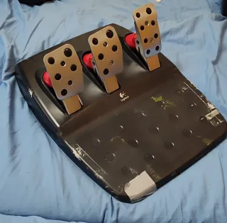 Volante Logitech G27 con pedales y palanca