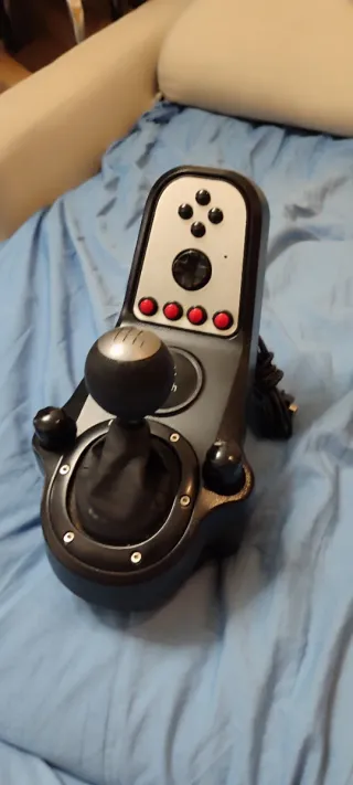 Volante Logitech G27 con pedales y palanca