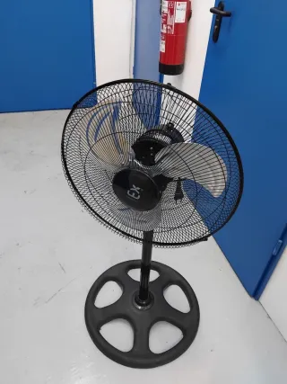 Ventilador de pie negro
