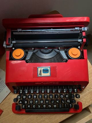 Máquina de escribir Olivetti Valentine con estuche