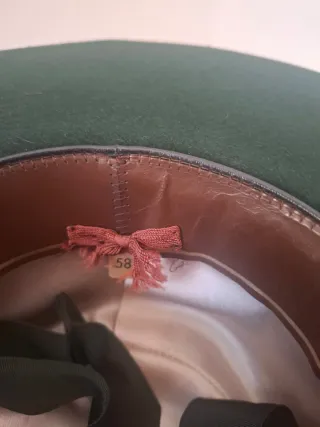 Sombrero de ala ancha verde