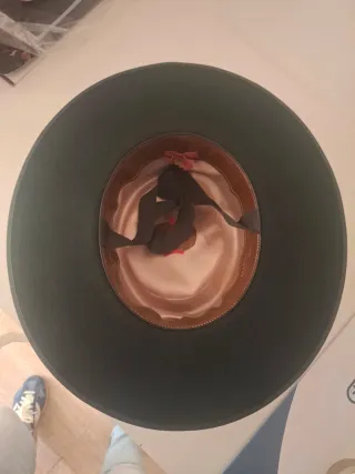 Sombrero de ala ancha verde