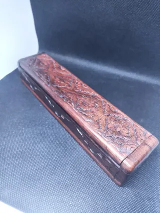 Cajita de madera artesanal tallada