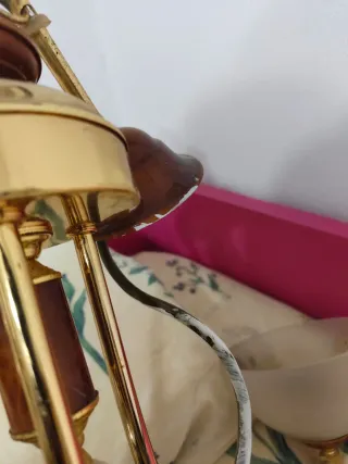 Lámpara de techo dorada y madera