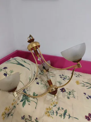 Lámpara de techo dorada y madera