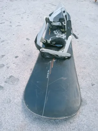 Tabla de Snowboard Negra con Fijaciones