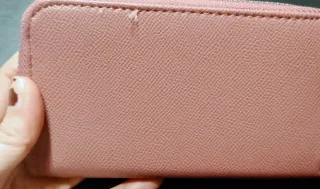 Cartera Stradivarius rosa con etiqueta