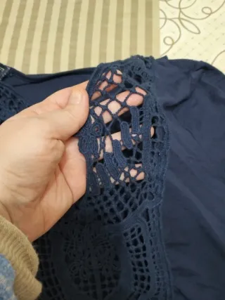 Camiseta azul manga larga con encaje, talla S