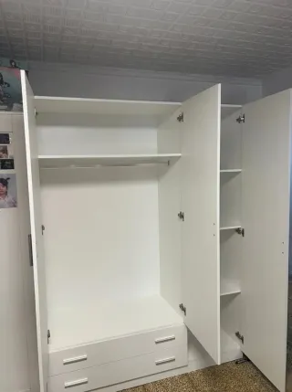 Armario blanco de madera