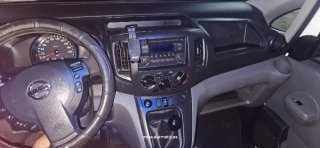 Furgón Nissan NV200 doble portón lateral.