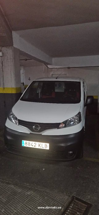 Furgón Nissan NV200 doble portón lateral.
