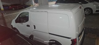 Furgón Nissan NV200 doble portón lateral.