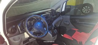 Furgón Nissan NV200 doble portón lateral.