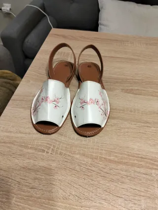 Botas de ante beige con cuña