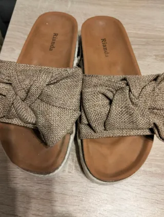 Botas de ante beige con cuña