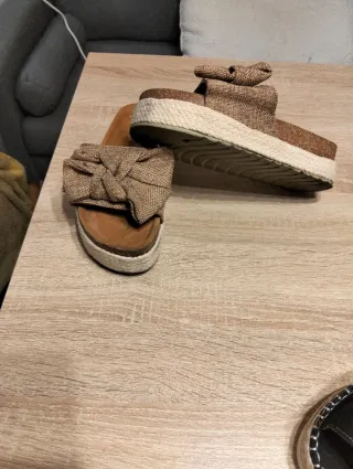 Botas de ante beige con cuña