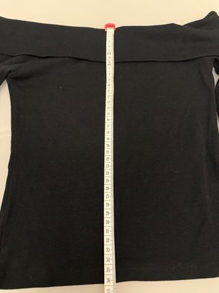 Camiseta Stradivarius negra escote Bardot