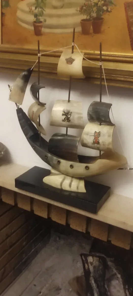 Barco carabela vintage decorativo de cuerno