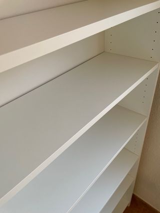 Estantería blanca para libros