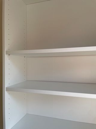 Estantería blanca para libros