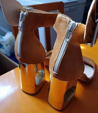 Sandali NOA camoscio tacco oro fibbia