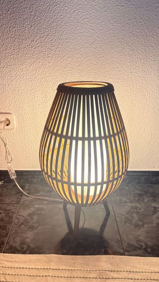 Lámpara de pie de bambú y madera